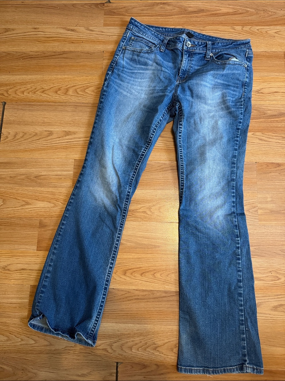 Mid-Blue Flare Jeans with flapped pockets